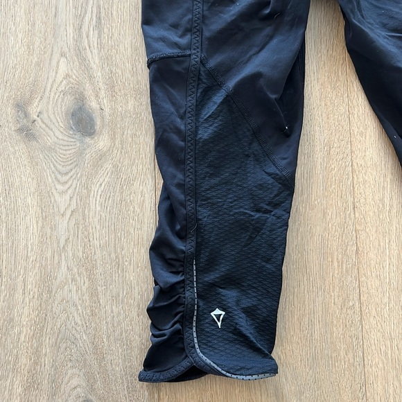 Ivivva running crops - size 10 - Picture 5 of 6